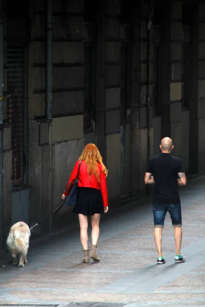 Coppia Passeggiando Strada — Foto Stock