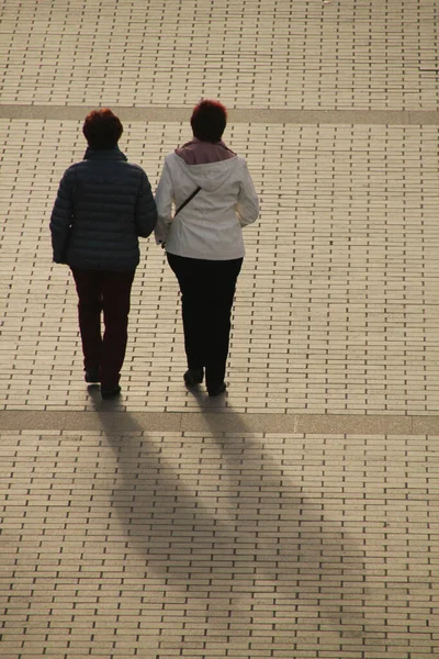 Couple Marchant Dans Rue — Photo