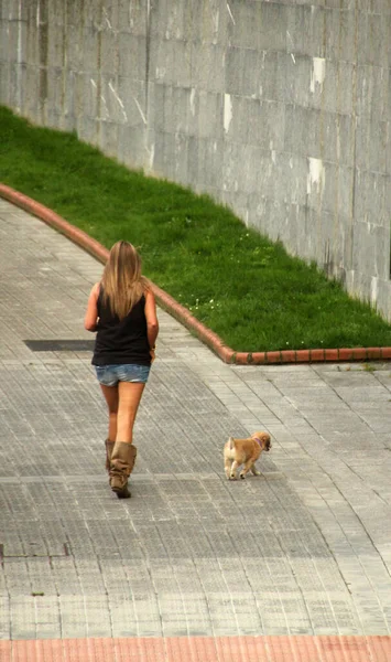 Chica Caminando Calle — Foto de Stock