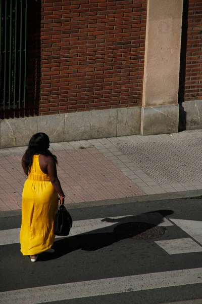 Menina Andando Rua — Fotografia de Stock