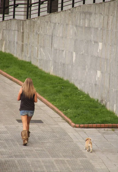 Ragazza Che Cammina Strada — Foto Stock