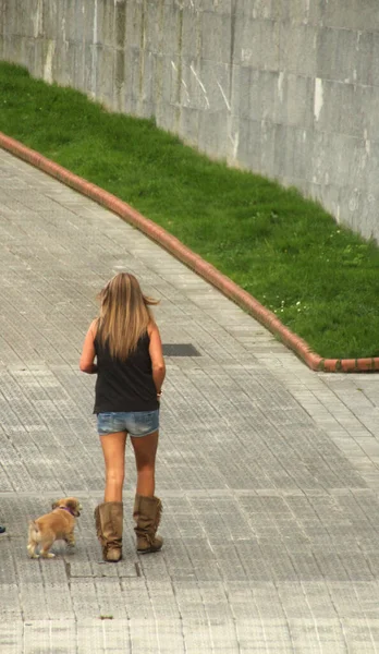 Κορίτσι Που Περπατάει Στο Δρόμο — Φωτογραφία Αρχείου