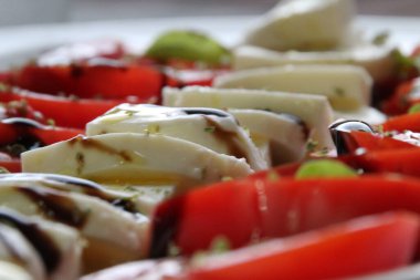 Tabakta taze salata.