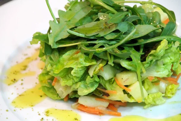 Frischer Salat Auf Einem Teller — Stockfoto