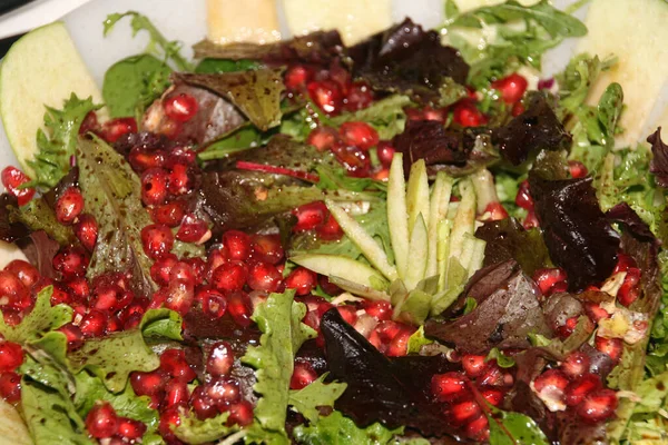 Frischer Salat Auf Einem Teller — Stockfoto