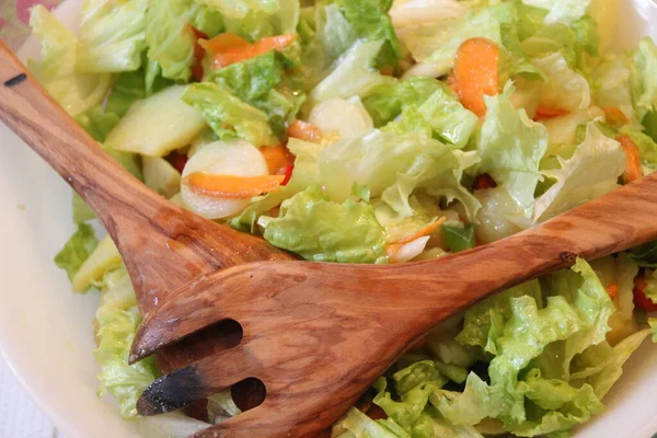 Frischer Salat Auf Einem Teller — Stockfoto