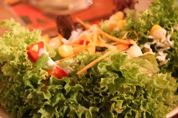 Salad Segar Pada Piring — Stok Foto
