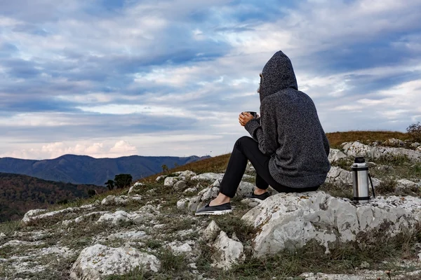 Mujer disfrutando de la puesta del sol —  Fotos de Stock