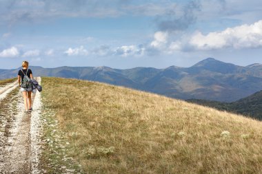 Dağlarda yürüyüş yapan bir kadın.