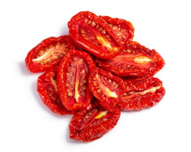 Güneşte kurutulmuş domates yarım, yolları, üstten görünüm yığını