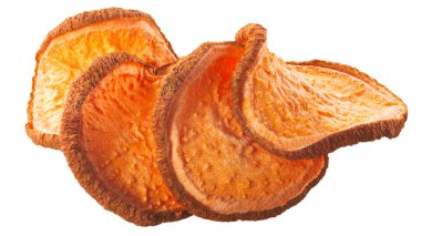 Tatlı patates cipsi, hava kurutulmuş ya da pişmiş dilimler, izole edilmiş.