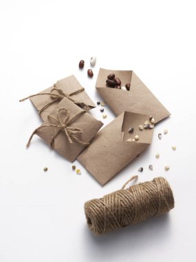 Miras, aile yadigarı bahçe tohumları güz mevsiminde toplanan ve baharda ekime hazır kahverengi kağıt paketler..