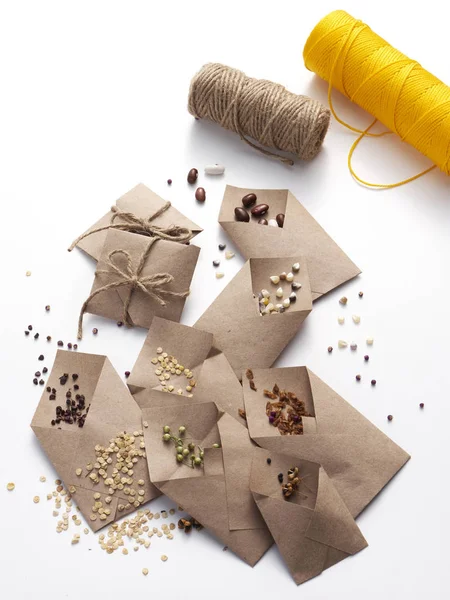 Miras, aile yadigarı bahçe tohumları güz mevsiminde toplanan ve baharda ekime hazır kahverengi kağıt paketler..