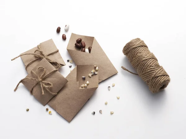 Miras, aile yadigarı bahçe tohumları güz mevsiminde toplanan ve baharda ekime hazır kahverengi kağıt paketler..