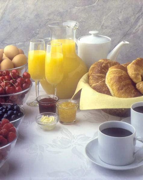 Brunch Ingredienti Croissant Marmellata Marmellata Caffè Uova Ciliegie Mirtilli Lamponi — Foto Stock