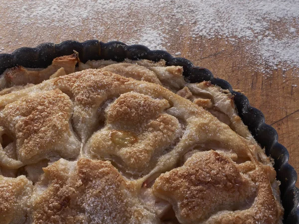 Een Bladerdeeg Bedekt Licht Gesuikerde Appeltaart — Stockfoto