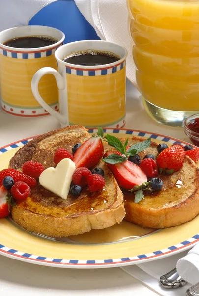 Brunch Breakfast French Toast Topped Strawberries Blueberries Heart Shaped Butter — Stock Photo, Image