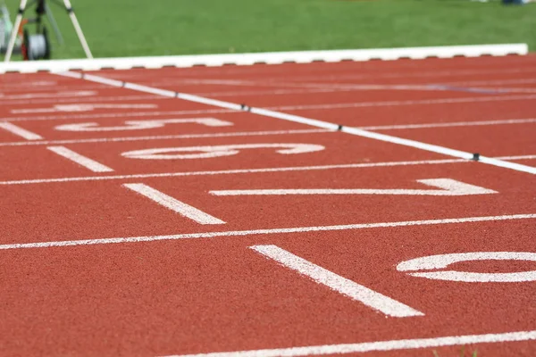 Pista de corrida vermelha com números — Fotografia de Stock