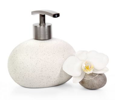 beyaz zemin üzerine sıvı sabun ile seramik şişe