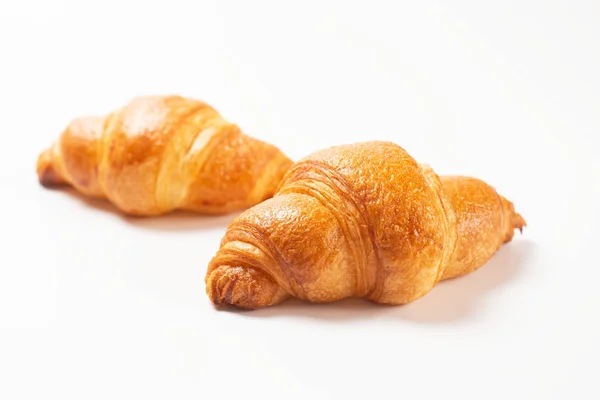 Croissants frescos no fundo branco . — Fotografia de Stock