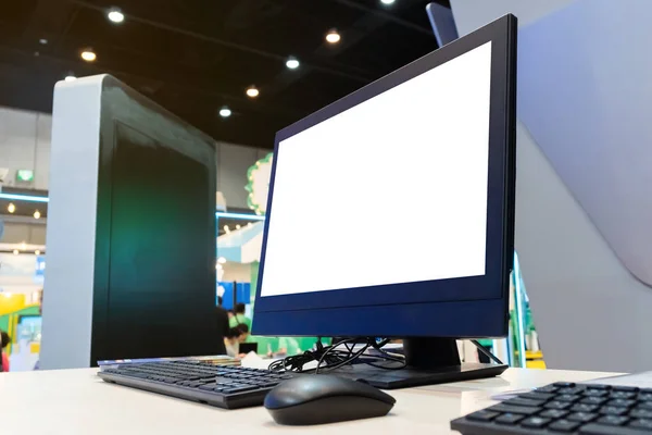 Ofiste beyaz ekranlı ve tuş takımlı kişisel bilgisayar (pc). — Stok fotoğraf