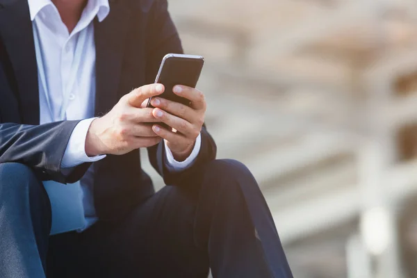 Fechar mão homem de negócios usando smartphone, conceito de redes de negócios . — Fotografia de Stock