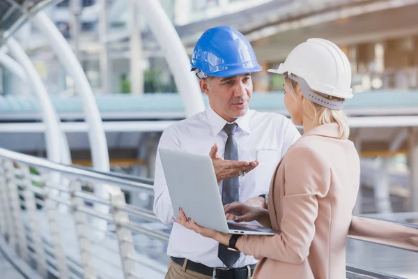 Ingeniero jefe y mujer de personal hablando y planeando — Foto de Stock