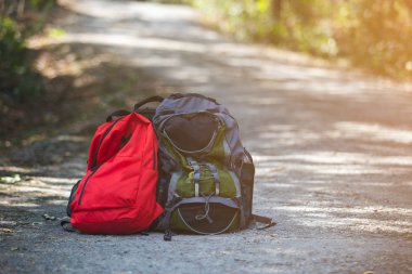 Yürüyüş yaparken sırt çantası yolda..