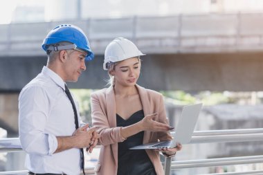 Kıdemli mühendis ve personel şefi konuşuyor ve plan yapıyor. 