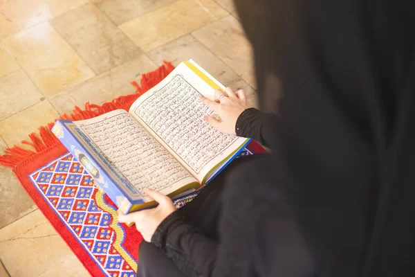 Closeup muslim woman reading Quran, in mosque. — Stock Photo, Image