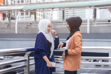 Mutluluk kavramı İslami arkadaşlar konuşuyor ve gülümsüyor..