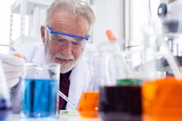 Wissenschaftler senior test probe chemische glasplatte im labor, wissenschaft cencept. — Stockfoto