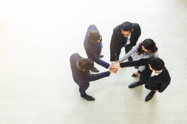 İş ekibi başarılı bir şekilde el ele tutuşuyor, ortak bağlantı konsepti, Top view.