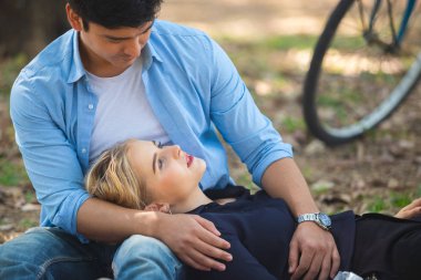 Mutlu çift anları bahçede buluşmalar, çiftler konsepti.