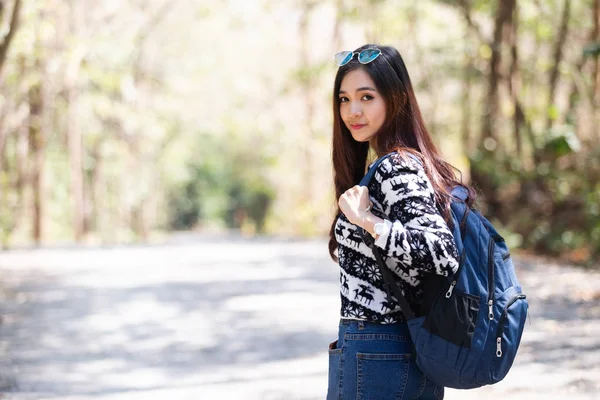Asiático retrato mulher com mochila posando no outono floresta, viajar caminhadas conceito . — Fotografia de Stock