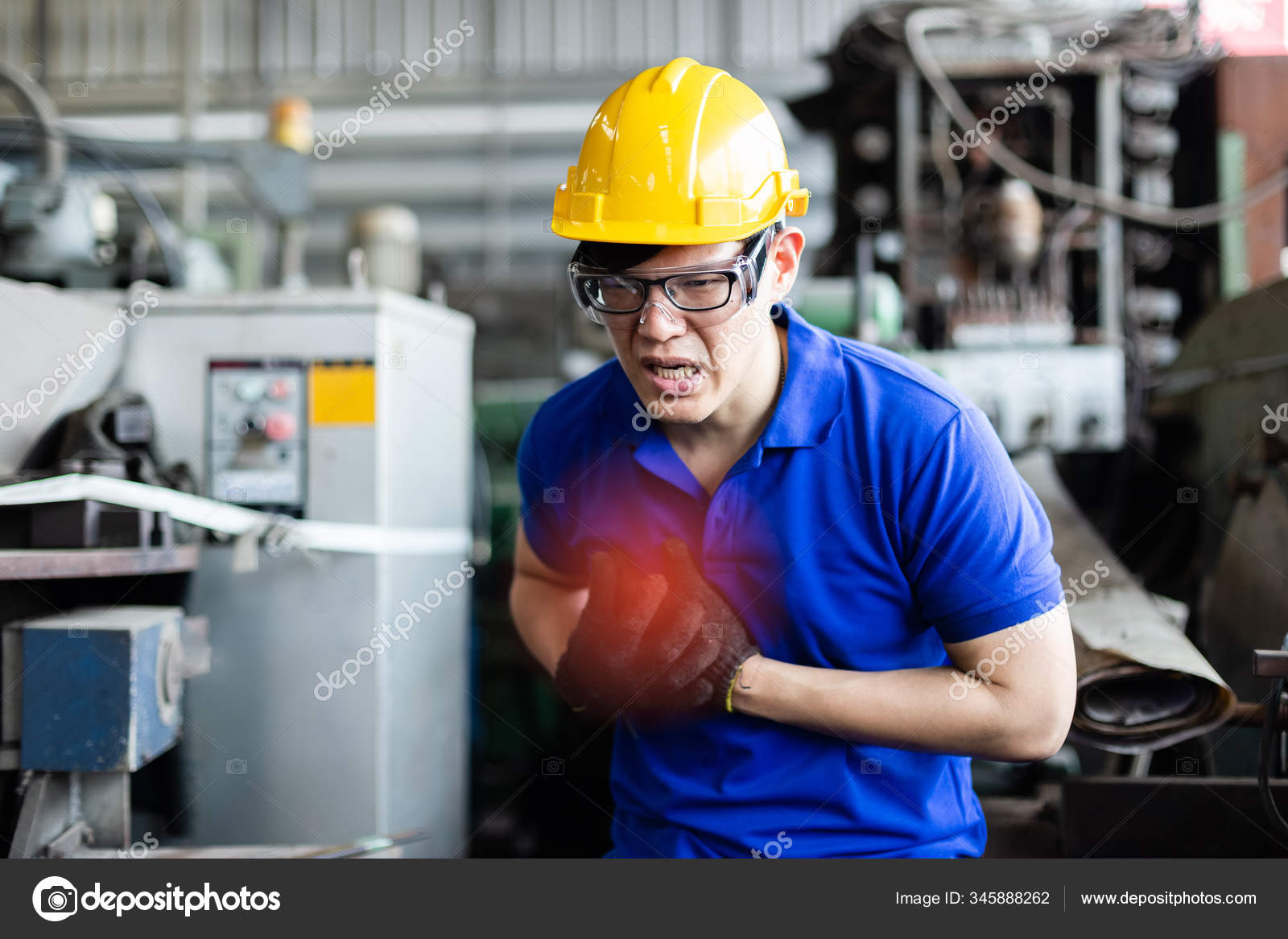 Trabalhador da fábrica homem tendo um ataque cardíaco, dor no peito  dolorosa de acidente . — Foto © eakgrungenerd 345888262