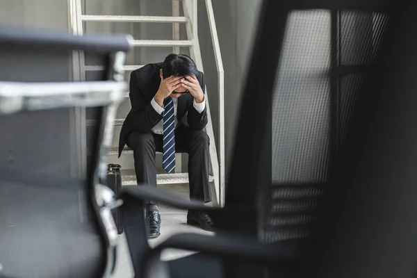 疲惫的商人坐在办公室的楼梯上，绝望地工作着。压力企业概念. — 图库照片