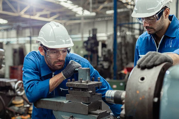 Egyenletes biztonságot viselő mérnökök a gyári megmunkálógépben fémeszterga. — Stock Fotó