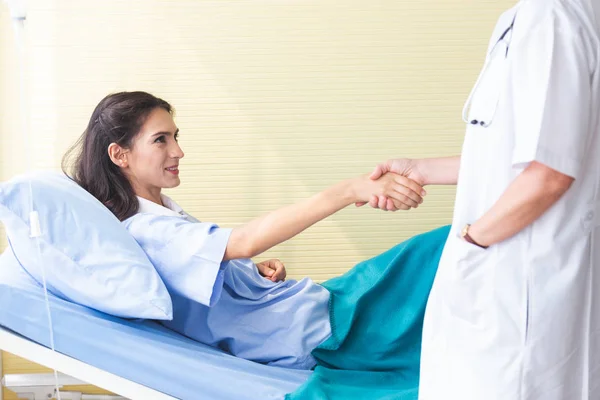 医師と患者が手を携えて 医療専門家 病院の部屋での医療 — ストック写真
