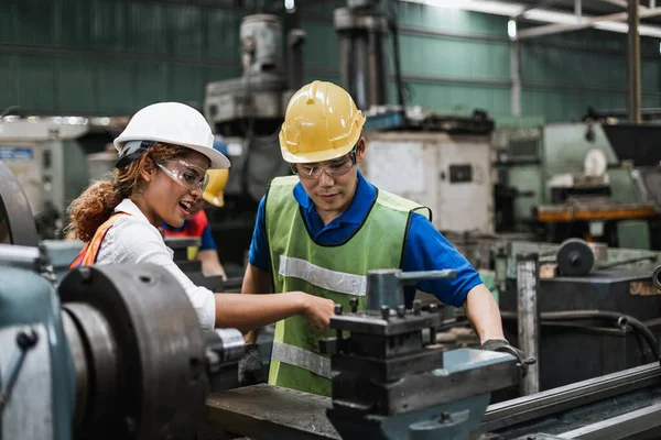 Férfi Női Mérnök Ipari Dolgozó Visel Kemény Kalapot Gyárban — Stock Fotó