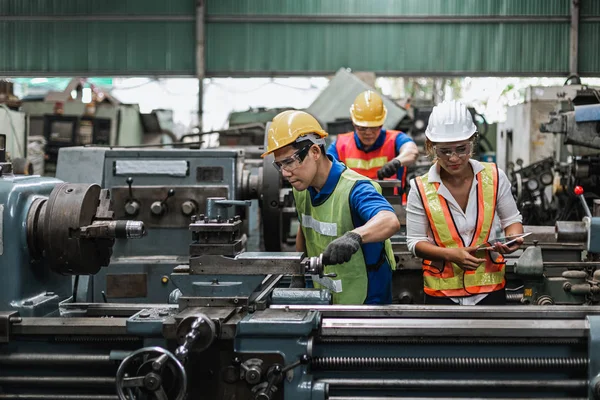 Trabalho Equipe Engenheiro Profissional Trabalhar Indústria Pesada Fábrica — Fotografia de Stock