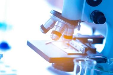 Laboratuvarda mikroskobu kapat. Bilimsel araştırma.