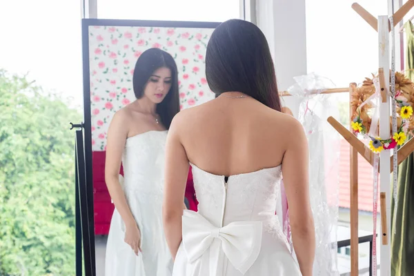 Reflexe Zrcadle Asijské Nevěsty Svatební Šaty Obchodě — Stock fotografie