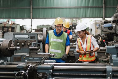 Fabrikada çalışan erkek ve kadın mühendis.