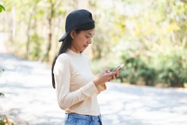 Asiatische Schöne Frau Trägt Hut Mit Smartphone Wald — Stockfoto