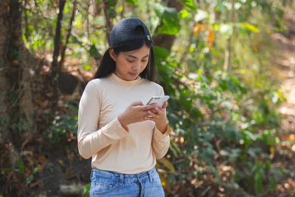 Asiatische Schöne Frau Trägt Hut Mit Smartphone Wald — Stockfoto