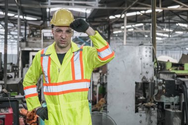 Üniformalı güvenlik ve kask fabrikası geçmişi olan endüstriyel adamın portresi..