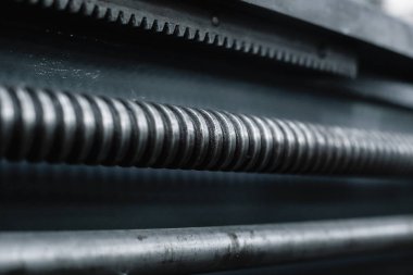  Makine endüstrisinin dişli çarklarını kırar..