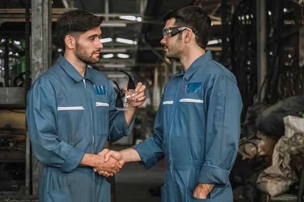 Щасливі Інженерні Чоловіки Носять Рівномірну Безпеку Заводі Тремтячи Рукою Розмовляють — стокове фото