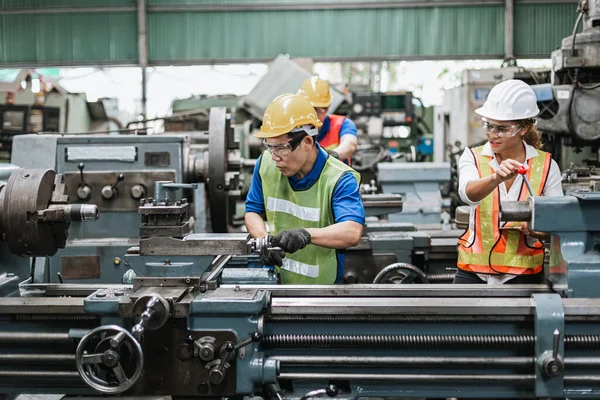 Lagarbete Professionell Ingenjör Arbetar Tung Industri Fabriken — Stockfoto